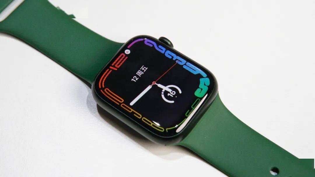 强大的Apple Watch终于遇到了对手，三星的这款没准更好用。