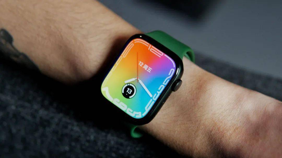 强大的Apple Watch终于遇到了对手，三星的这款没准更好用。