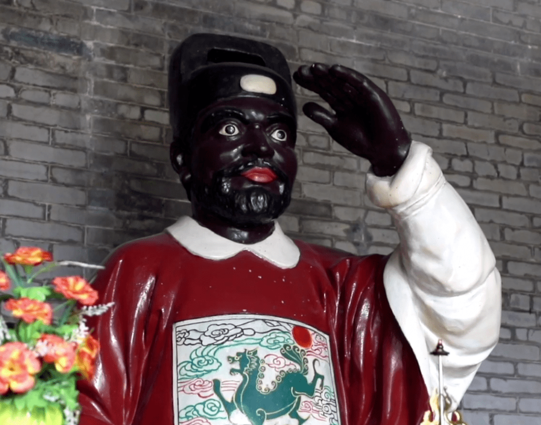 达奚司空的塑像依然矗立,向着远方的南中国海眺望,那是通往故乡波罗国