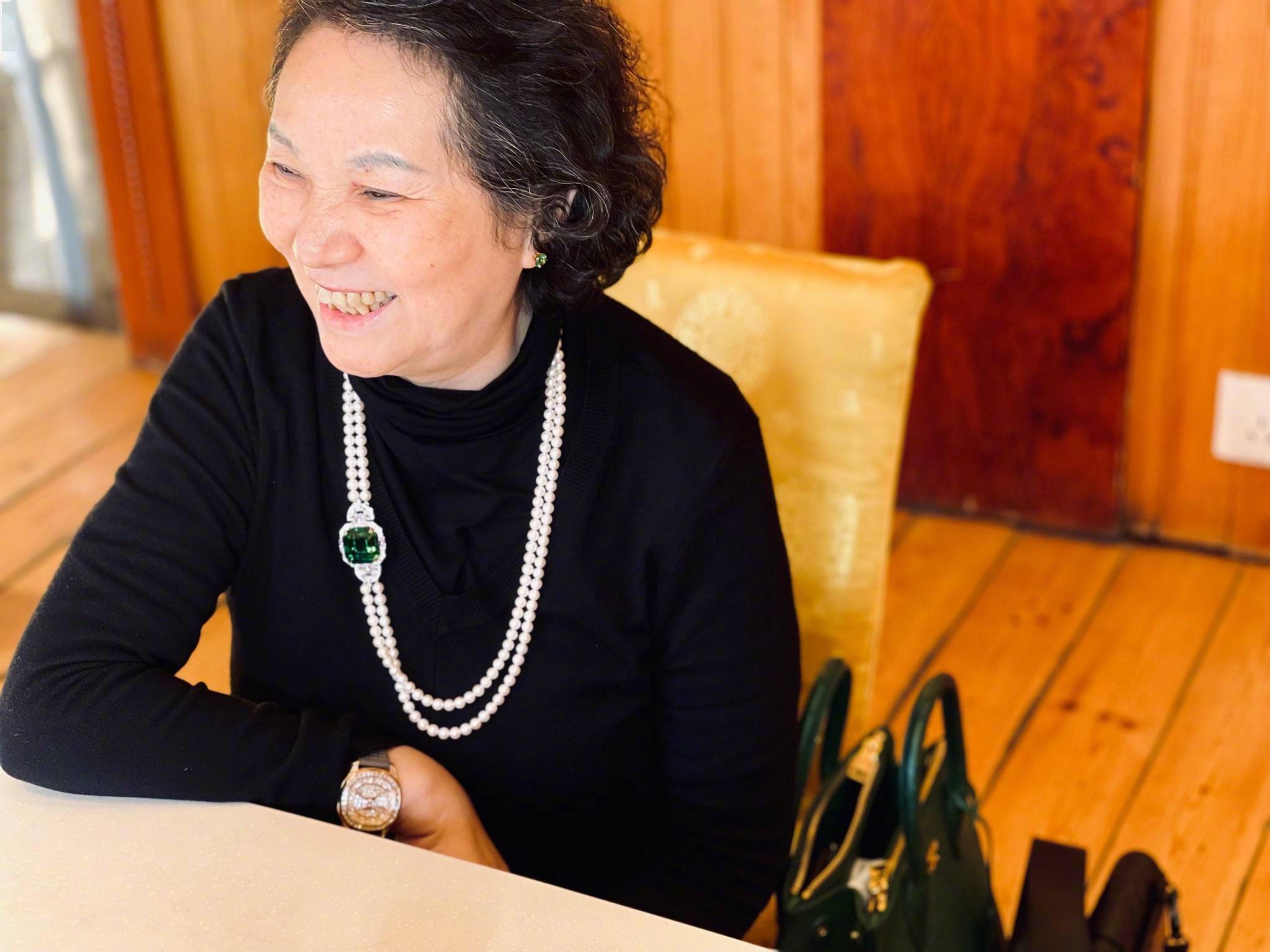 陈坤在妈妈怀里嘟嘴撒娇妈妈戴的珍珠宝石项链和手表超贵气