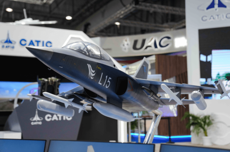 室外静展区以l15高级教练机/攻击机及其可携带的系列机载武器为主要