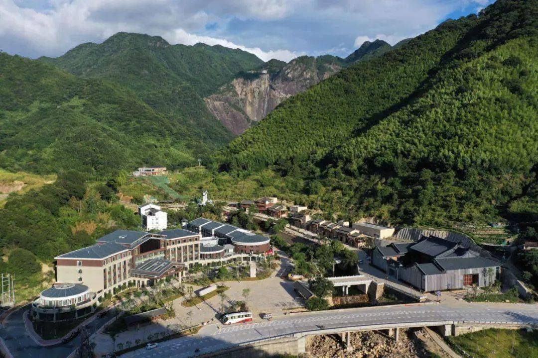 所以特意安排在距此一个小时车程的石牛山酒店,这是一家五星级的景区