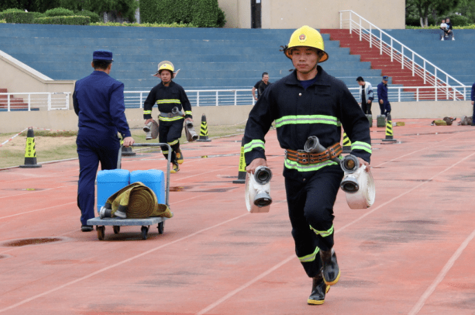 荣誉时刻比武竞赛结束后区政府吕培勤副区长宣布"119消防宣传月启动"