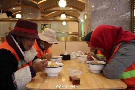 劳动者|这里的环卫工人可享免费早餐