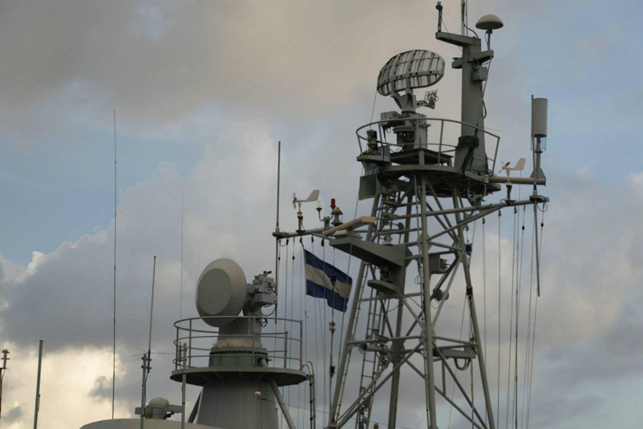 奇观功勋战艇过颍河闸阜阳人挥舞五星红旗这就是爱国主义