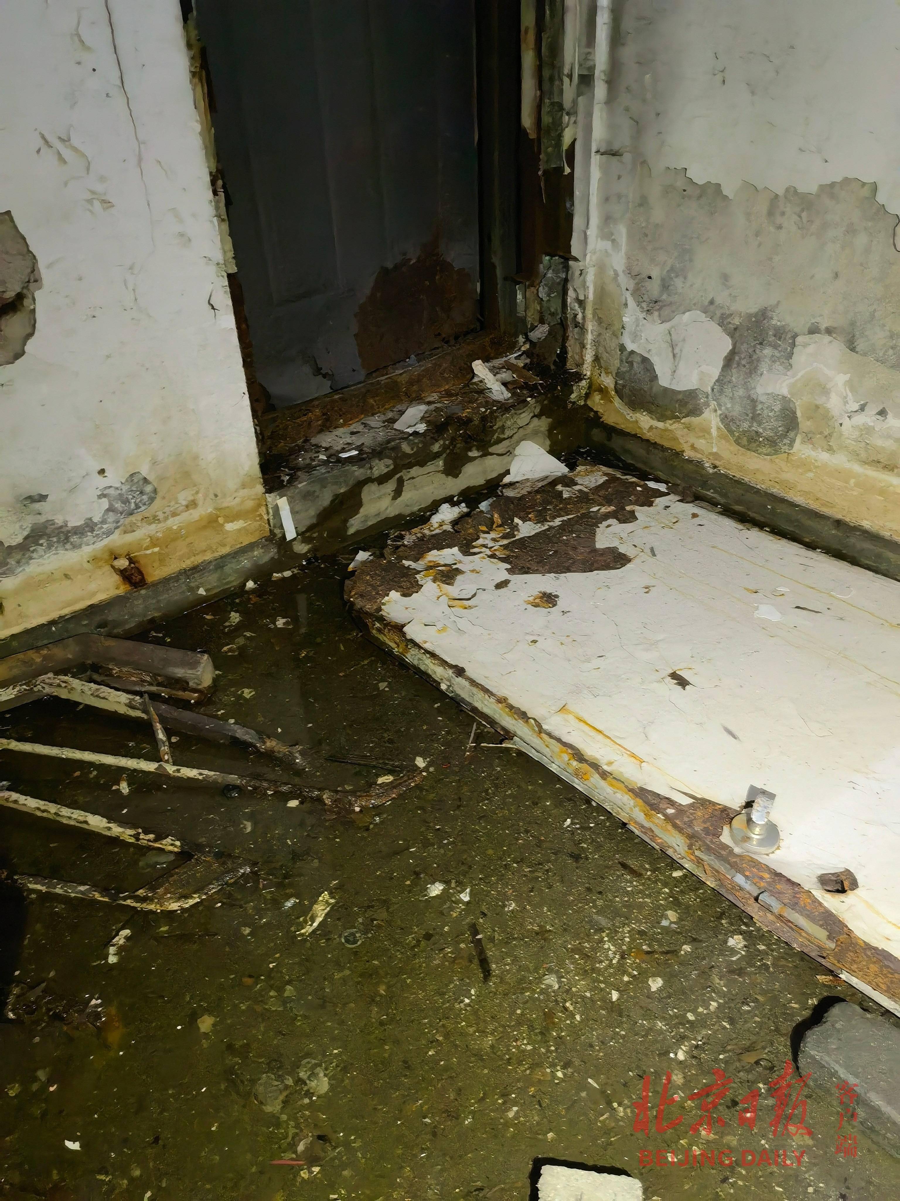 恶臭扑鼻久排不净小区地下室连遭4年水患居民忧心