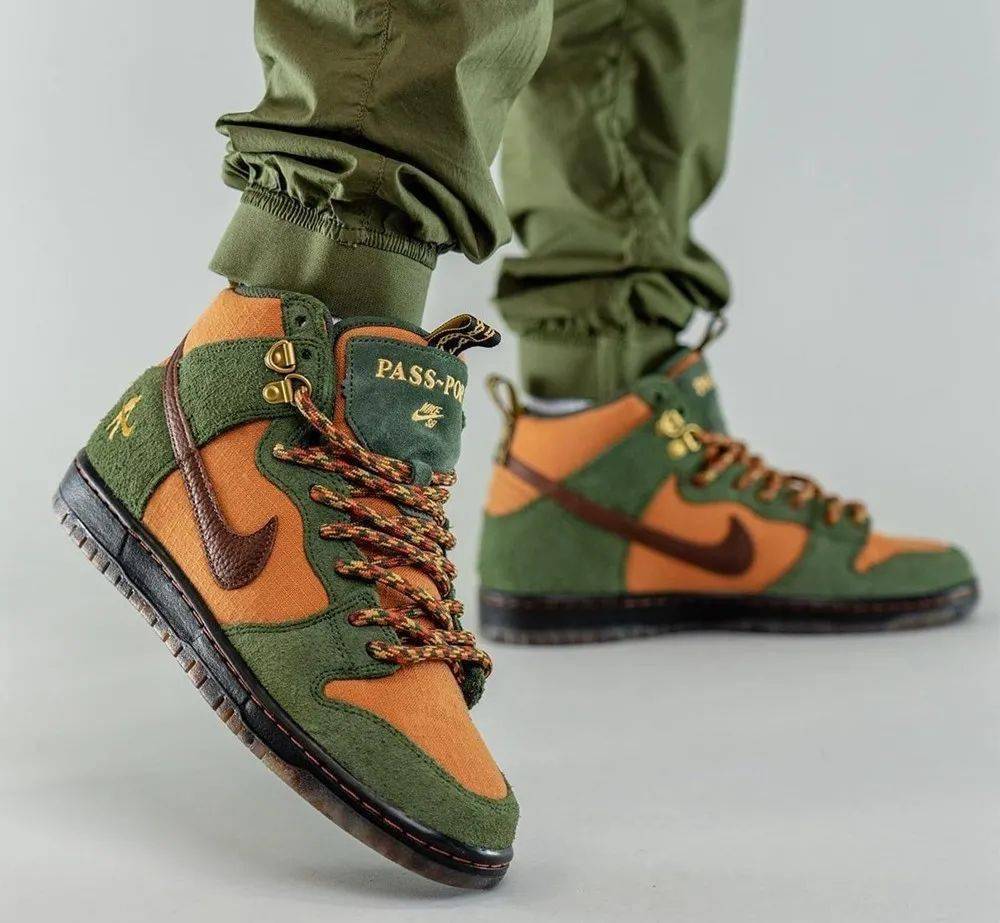 Nike 割韭菜配色 ！？新联名 Nike SB Dunk Hi 实物曝光！