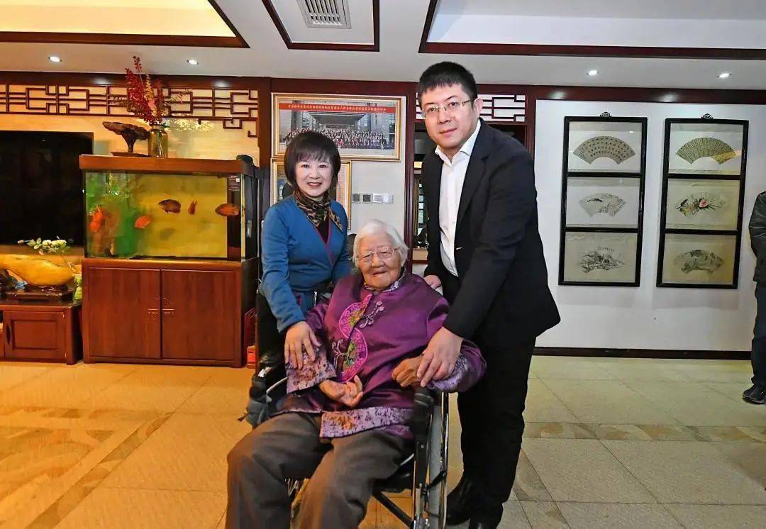 单向前看望全国道德模范张舜华_母亲