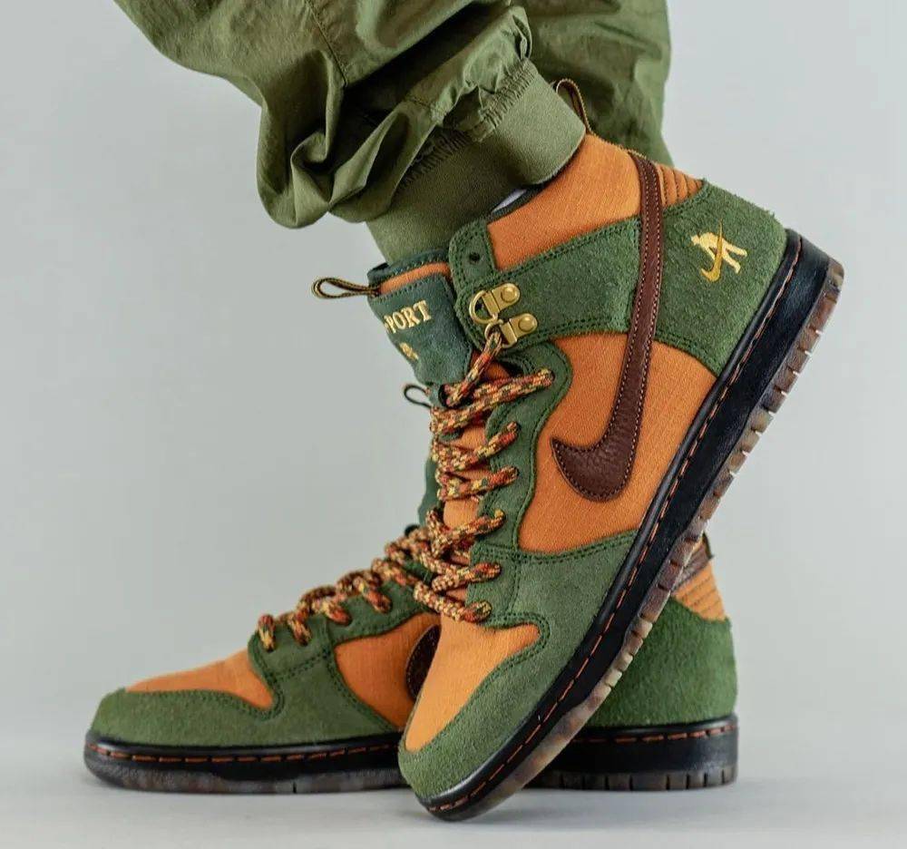 Nike 割韭菜配色 ！？新联名 Nike SB Dunk Hi 实物曝光！