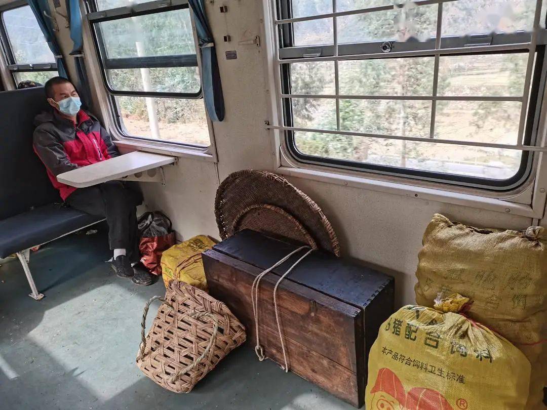 成昆铁路小慢车变身快递车将凉山蔬果运往全国