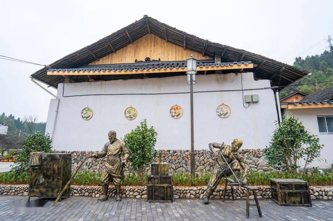 利用其优越的生态环境资源,打造乡土文化特色产业,通过发展生态旅游