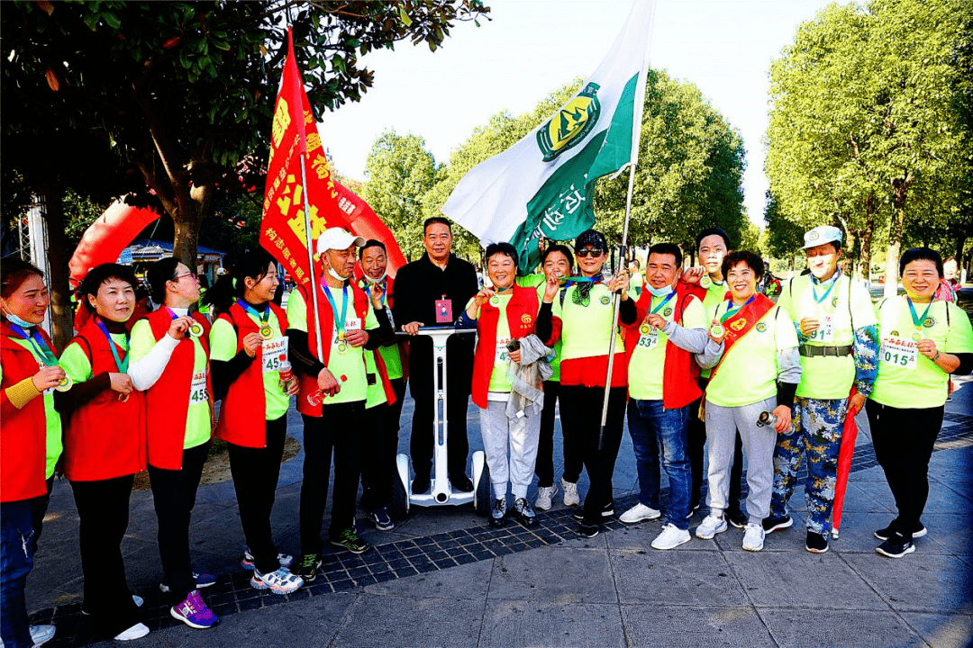 本次活动的主题是"崇尚人人体育,共创美好生活",大家在徒步的活动中