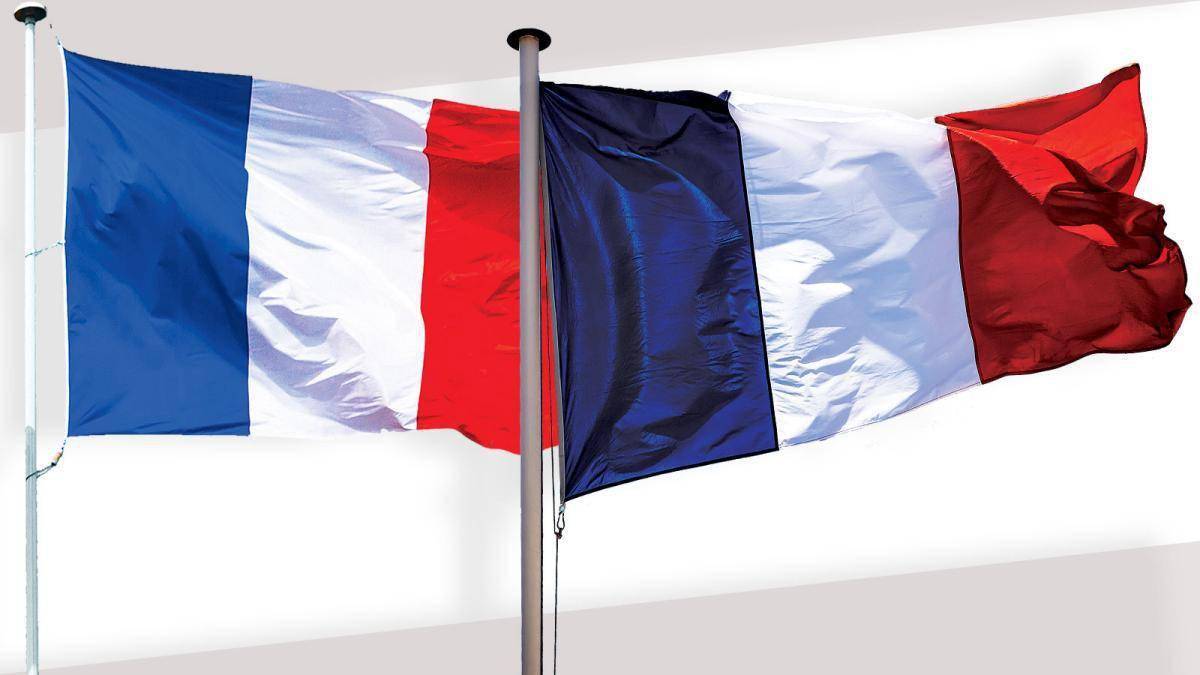 法国国旗悄悄变了颜色 从钴蓝色改为海军蓝 马克龙