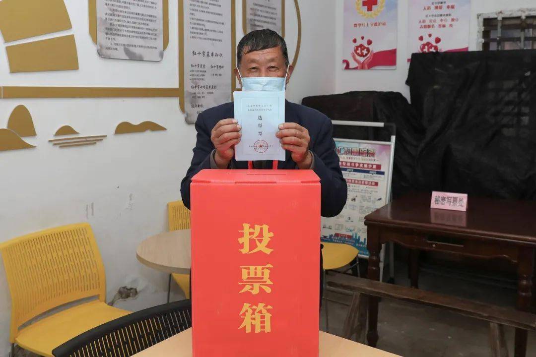 选举工作完成后,工作人员现场清点选票,确保无误后用密封条将投票箱