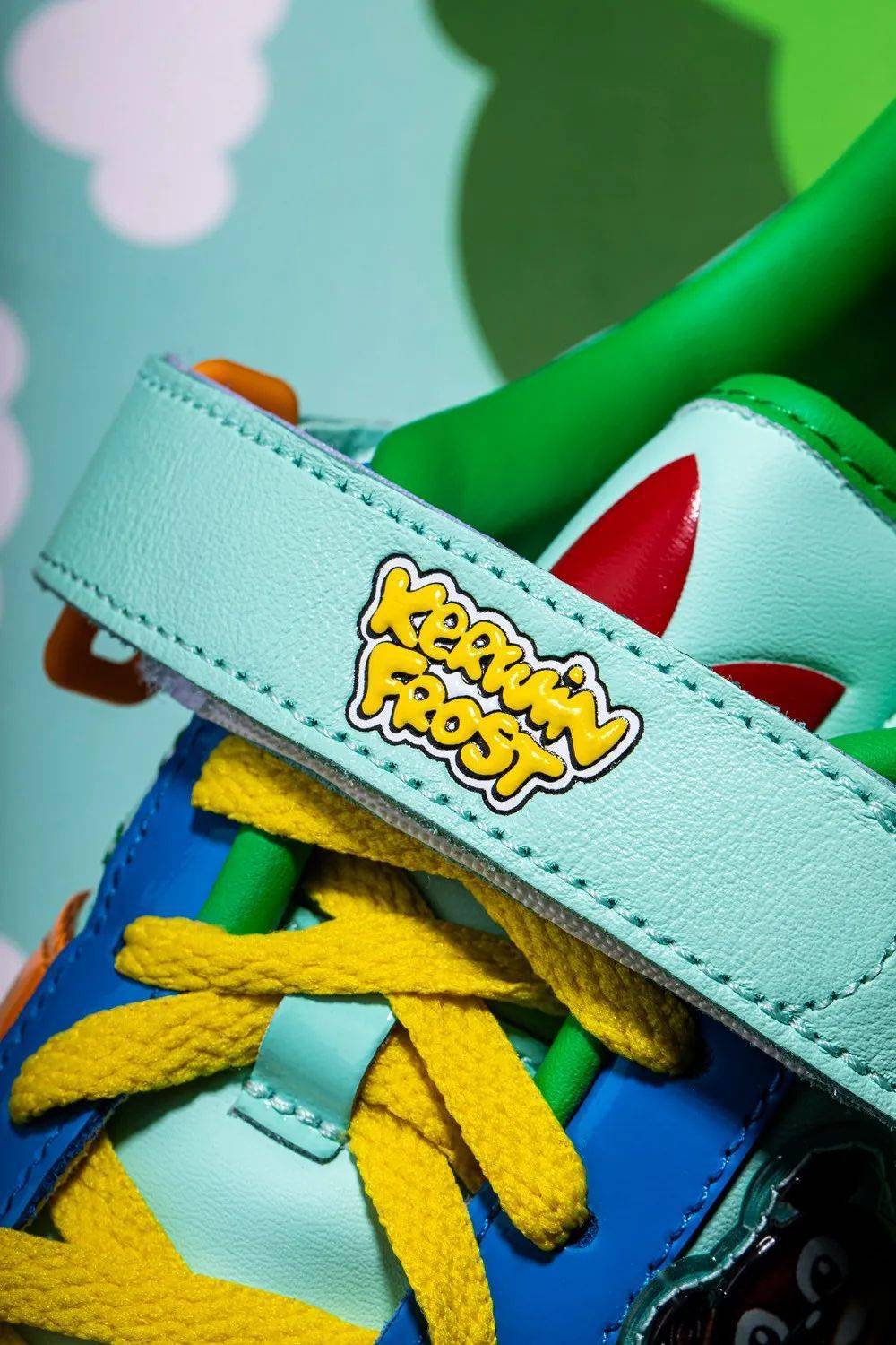 Kerwin 社交牛 X 症专属！今年阿迪最怪联名鞋定价看傻了！网友：上脚不挺帅吗？！