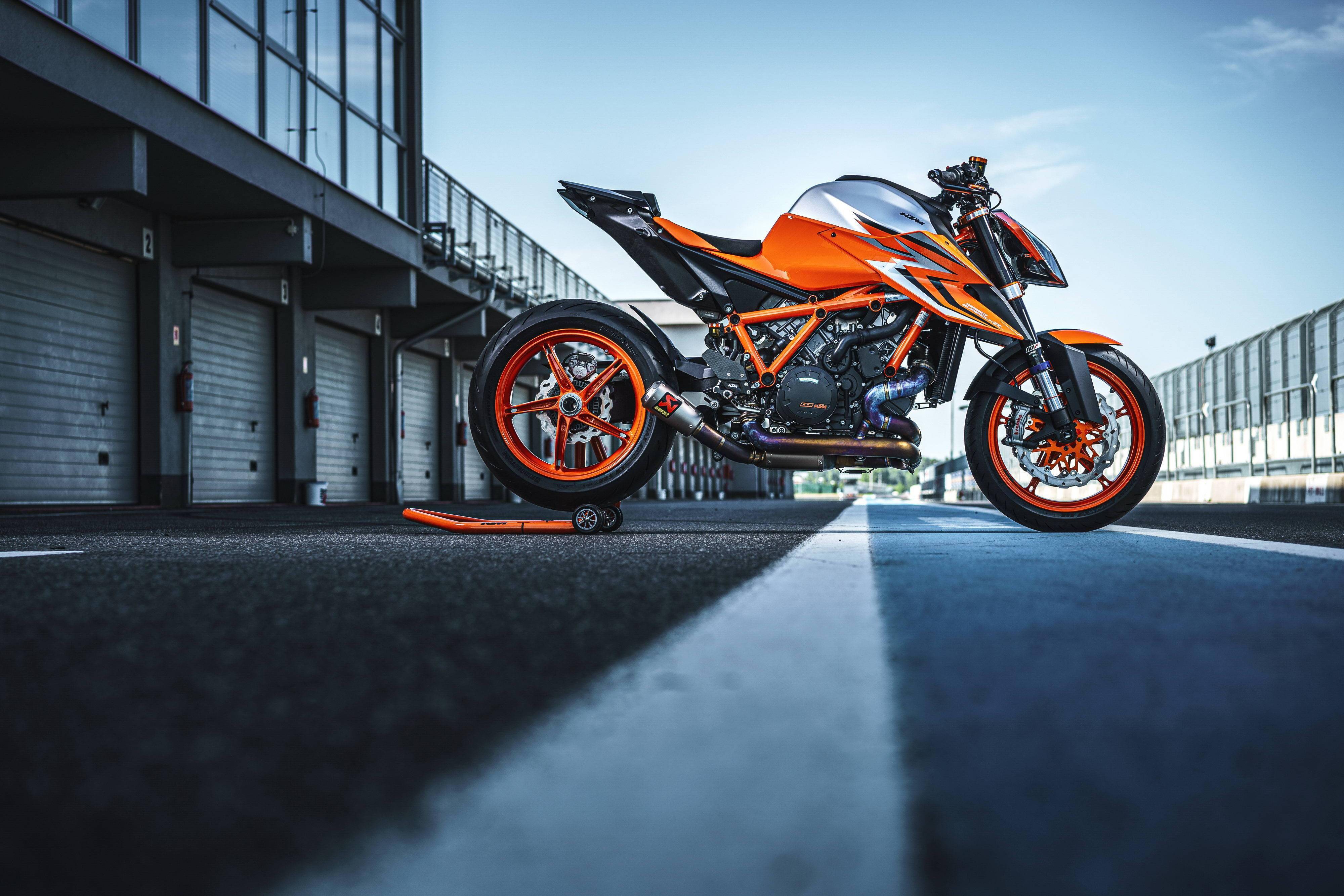 2022ktm1290supedukerrevo户外特写1
