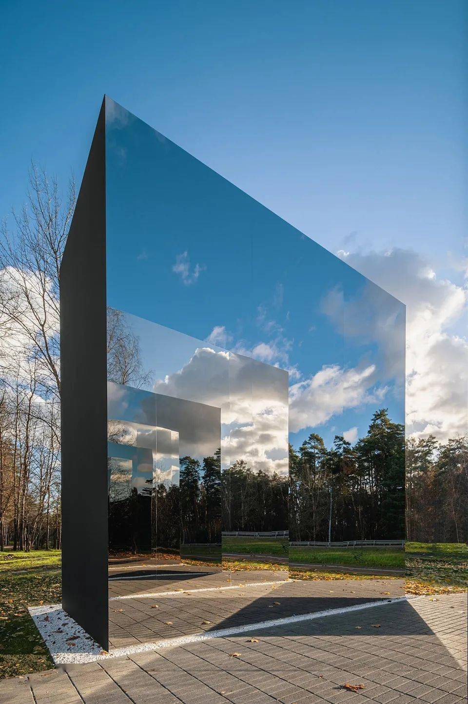 的镜面抛光钢板,通过反射来往行人的活动来创造出一种动态的视觉效果