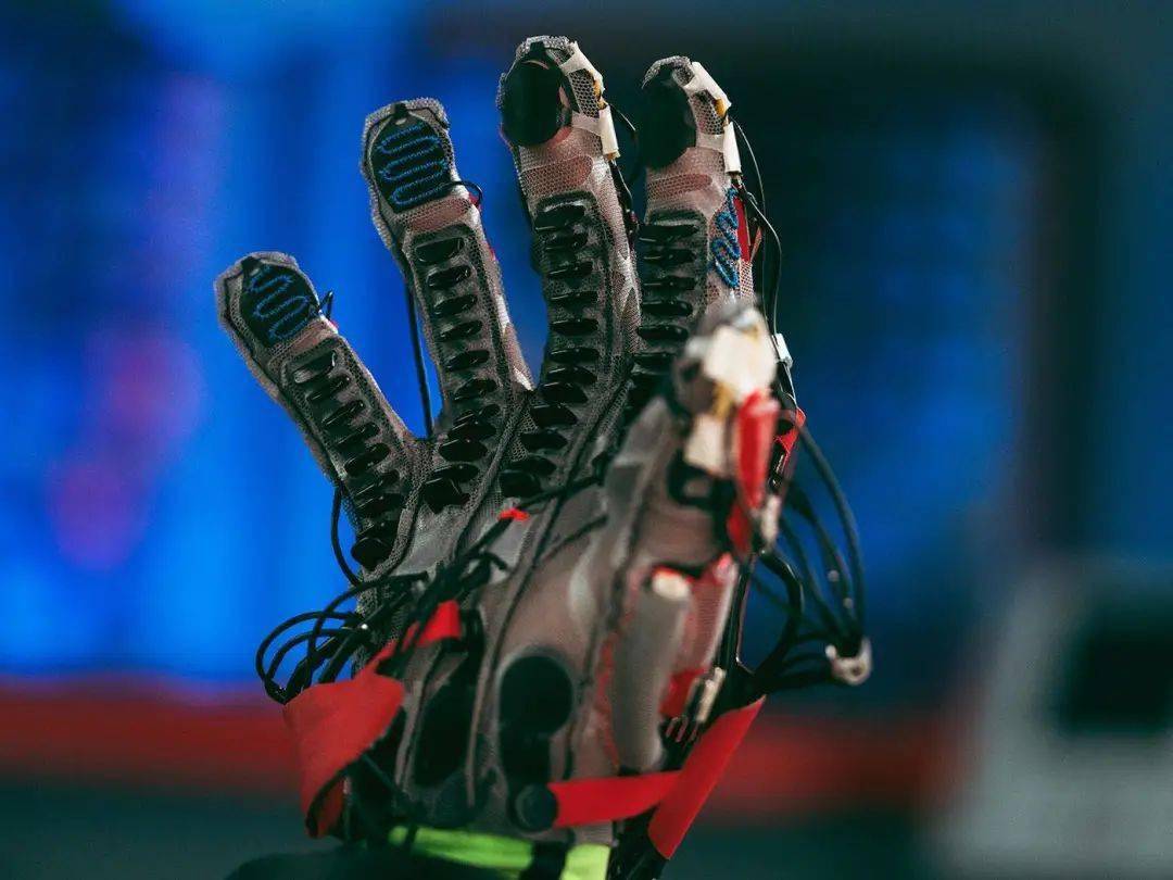 戴上这副手套，我们就能「摸到」元宇宙