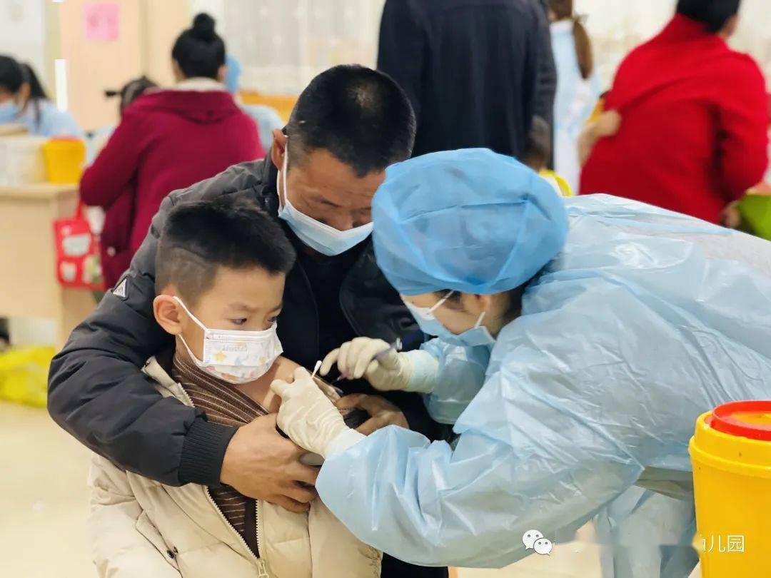 大手拉小手携手共防疫大池片区311岁人群开展新型冠状病毒疫苗接种