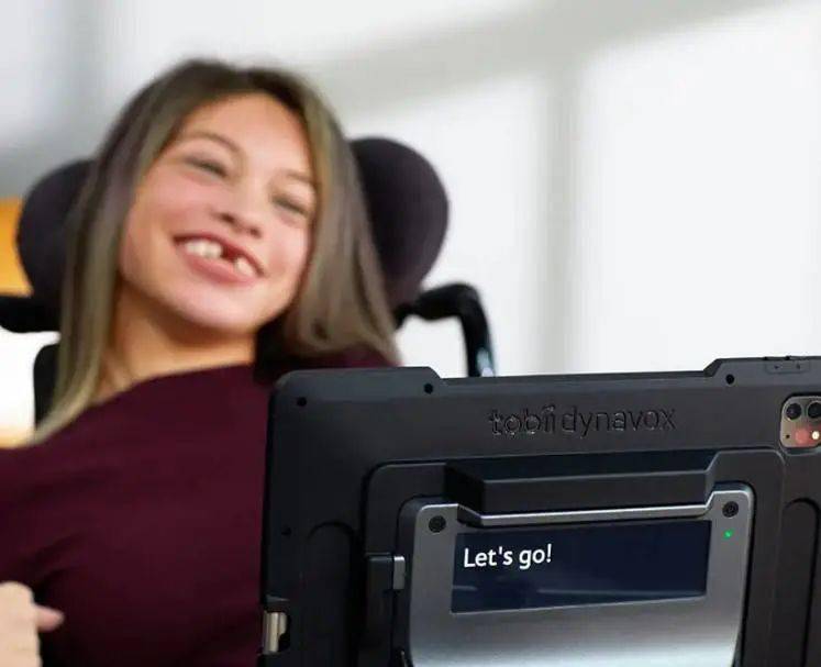 有了这个套件，残障人士可通过眼动追踪使用 iPad