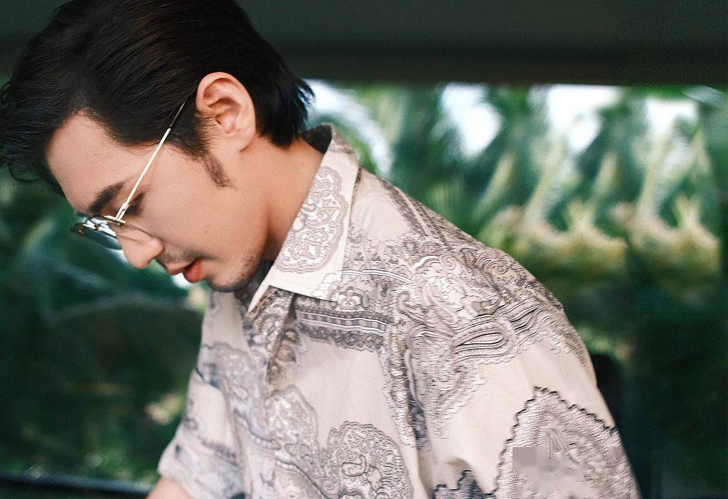 白宇花衬衫眼镜度假风大片曝光 多变造型痞帅浪漫气度不凡