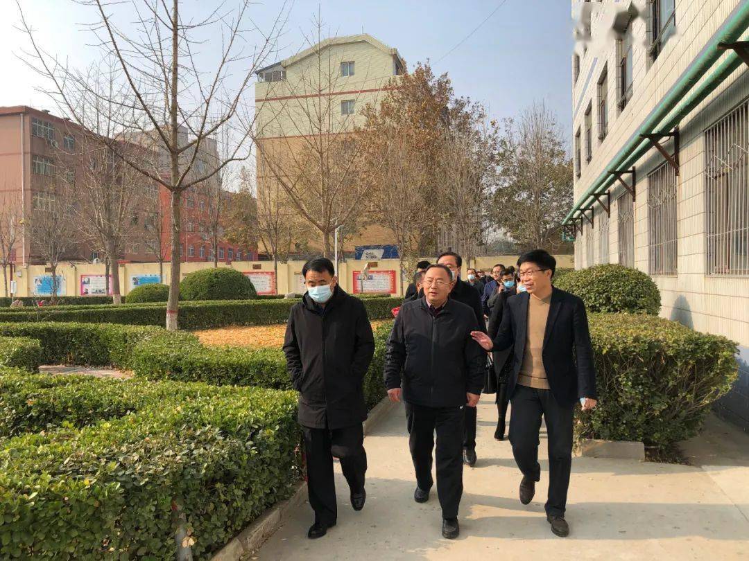 高阳中学校长刘艳坤详细介绍了与人大附中深圳学校王华