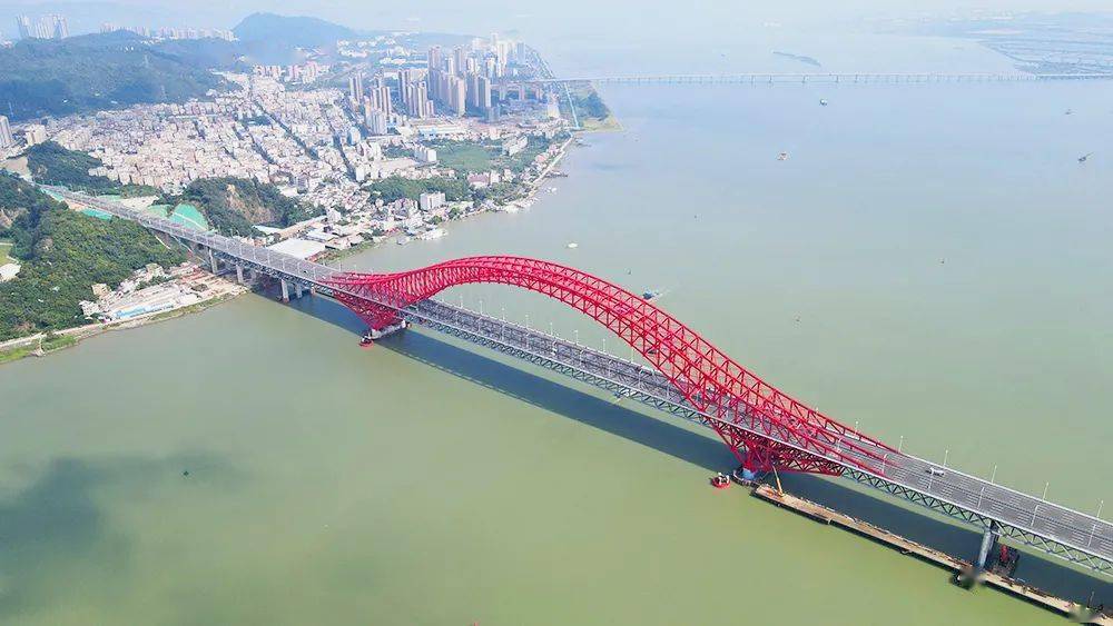 今年6月28日,横跨龙穴南水道,联通南沙旧镇和珠江街的明珠湾大桥宣布