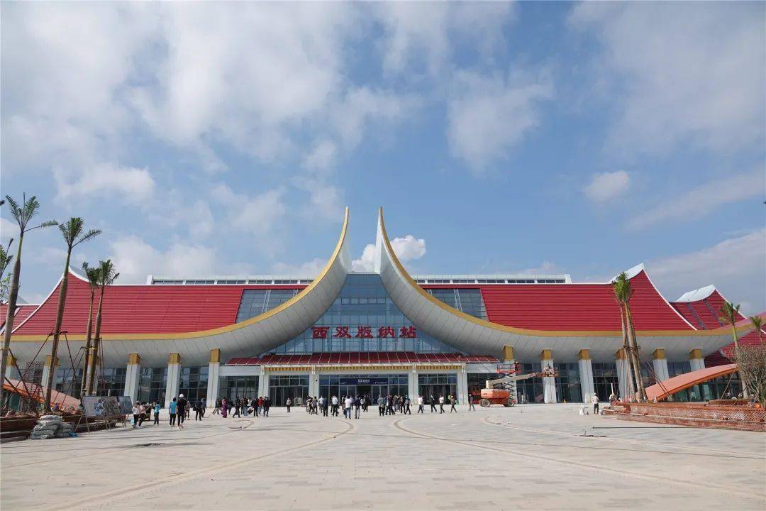 乘坐玉磨铁路开行列车体验快速平稳舒适