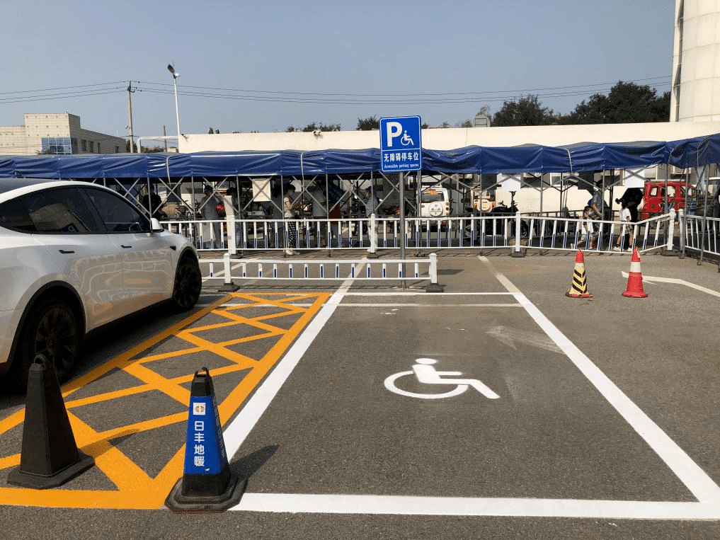 为方便老年人及残疾人士出入医院,各医院均在停车场设置了无障碍停车