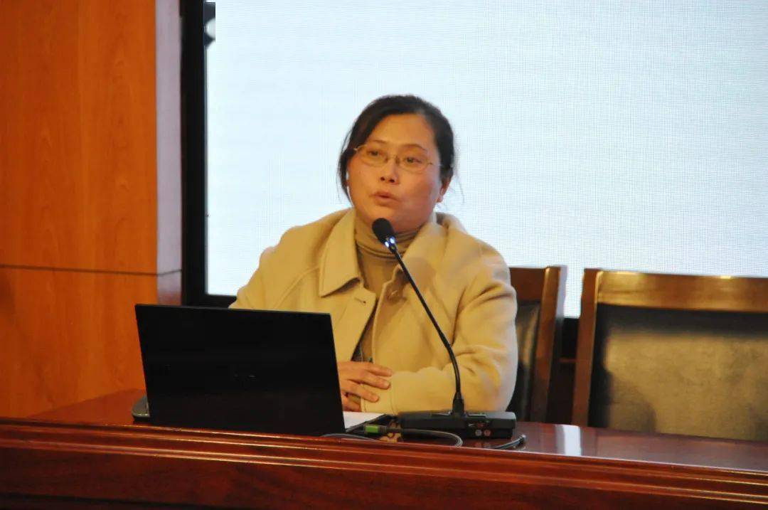 专 业 发 展青 年 教 师会上,王清华副校长以"今天的奋斗成就明天的