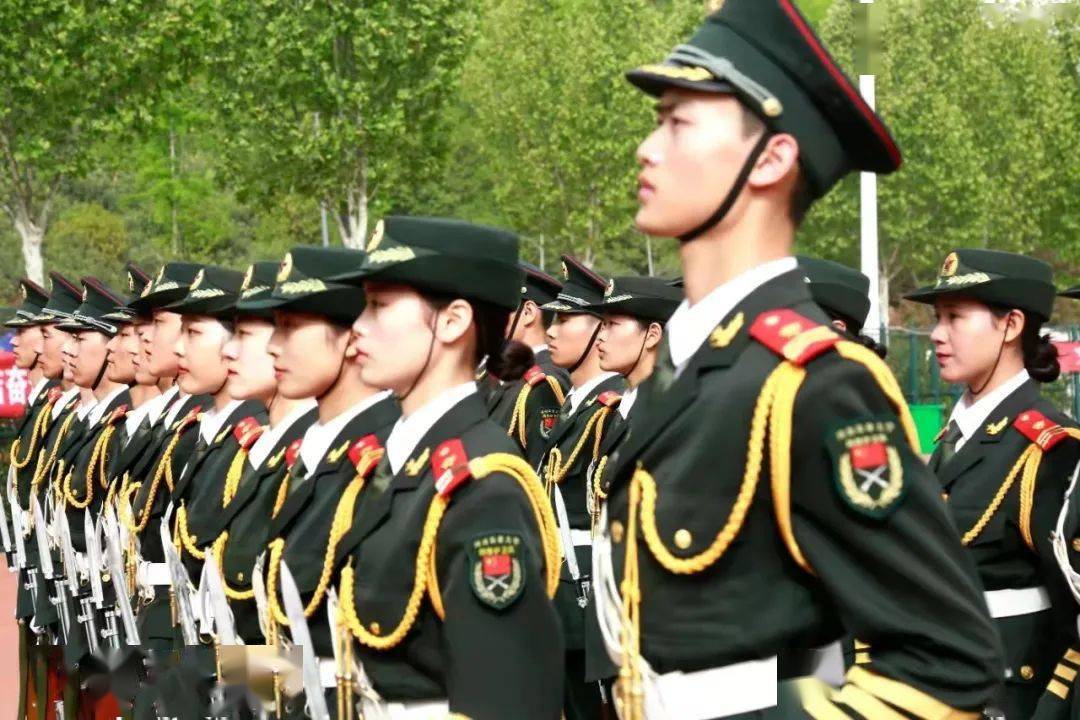 郑州商学院国旗护卫队图片