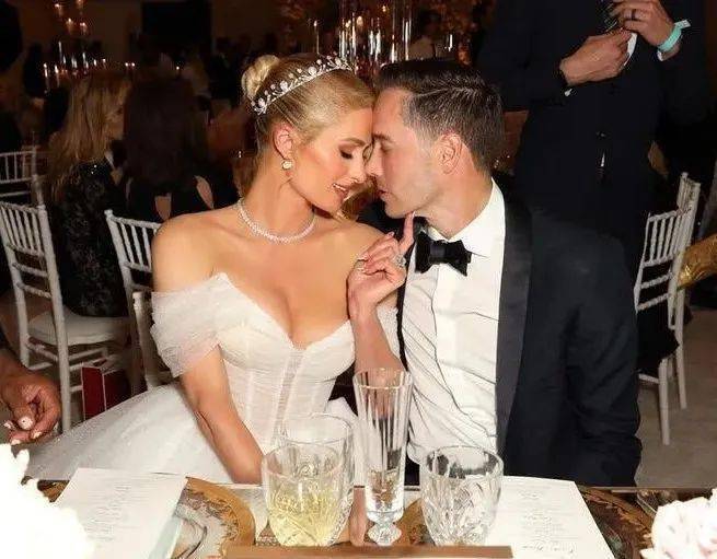 父亲惊天大反转！作了40年的名媛鼻祖刚大婚完，老公就被曝丑闻...