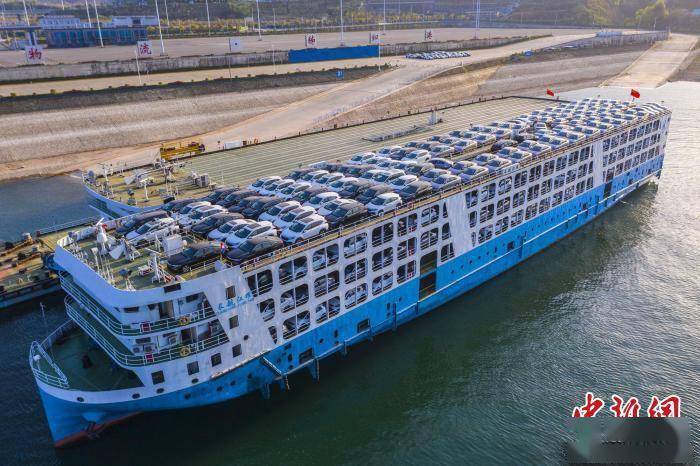 商品车滚装船即将进行"水公水"转运作业(资料图) 聂爽 摄数据显示,10