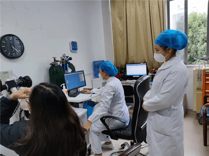 烟雾|“加油加油加油！”护士“魔性”指导做检查，敬业又可爱