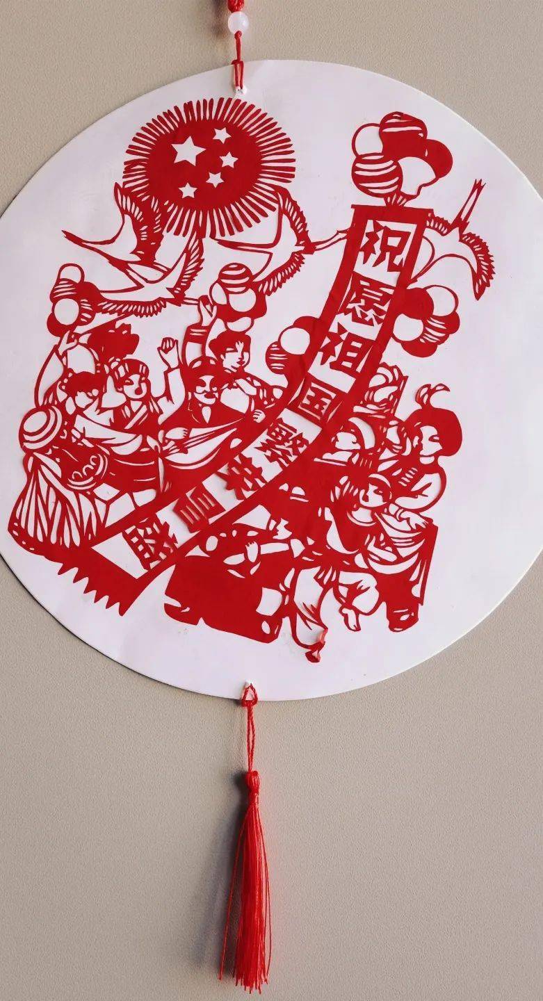 《欢度国庆剪纸》作品简介:以国庆为主题,作为一名在国旗下长大的中国