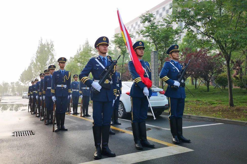 咱們就是說一整個被河南高校國旗護衛隊帥住了