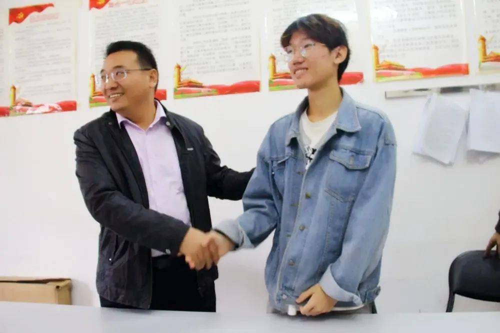 百色东河桥底奋勇救人,黄兰宇,好样的!_女孩
