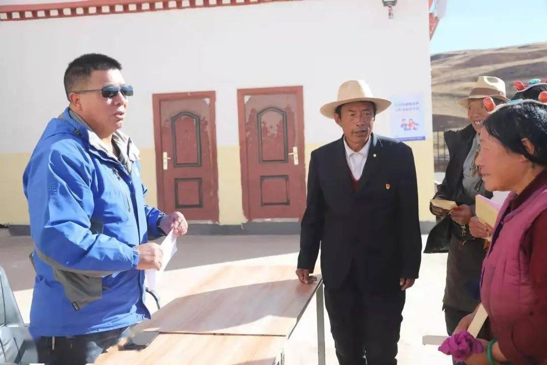 公安局党委书记,局长兼督察长达瓦次仁带领机关民(辅)警前往丁青县觉