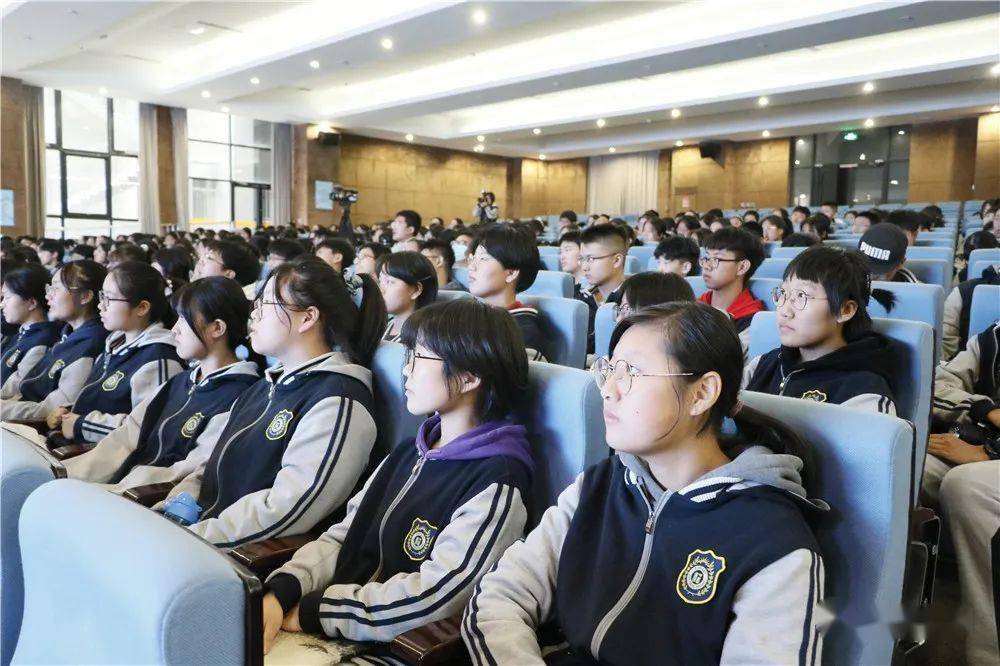 阳光校园熬墨蓄势厚积薄发青岛六中举行高二年级期中总结会暨奖学金