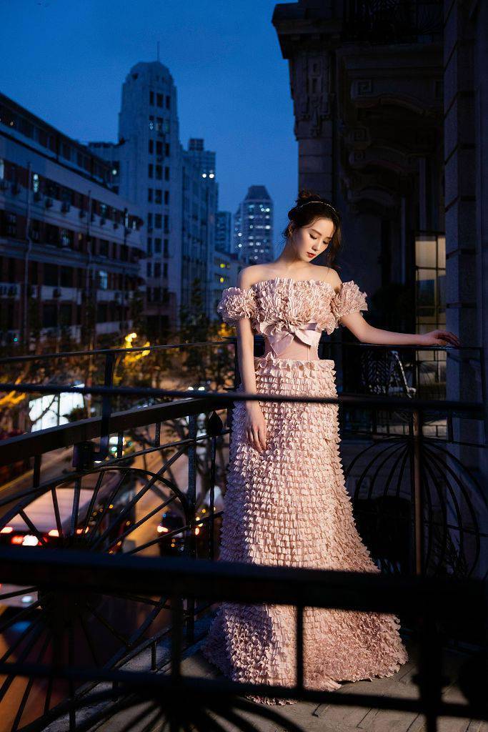 现代感刘诗诗粉花抹胸裙满满浪漫感 头发盘起秀香肩气质俱佳