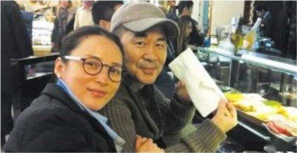 蒋勤勤 蒋勤勤走红毯现真容，脸上凹凹坑坑很粗糙，素颜更沧桑真实的很！
