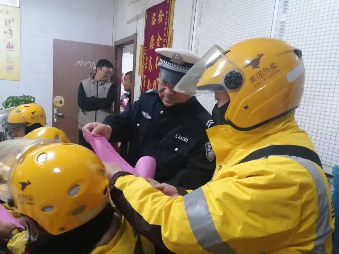 【我为群众办实事】侯马交警走进"美团"为外卖骑手送上一份"交通安全