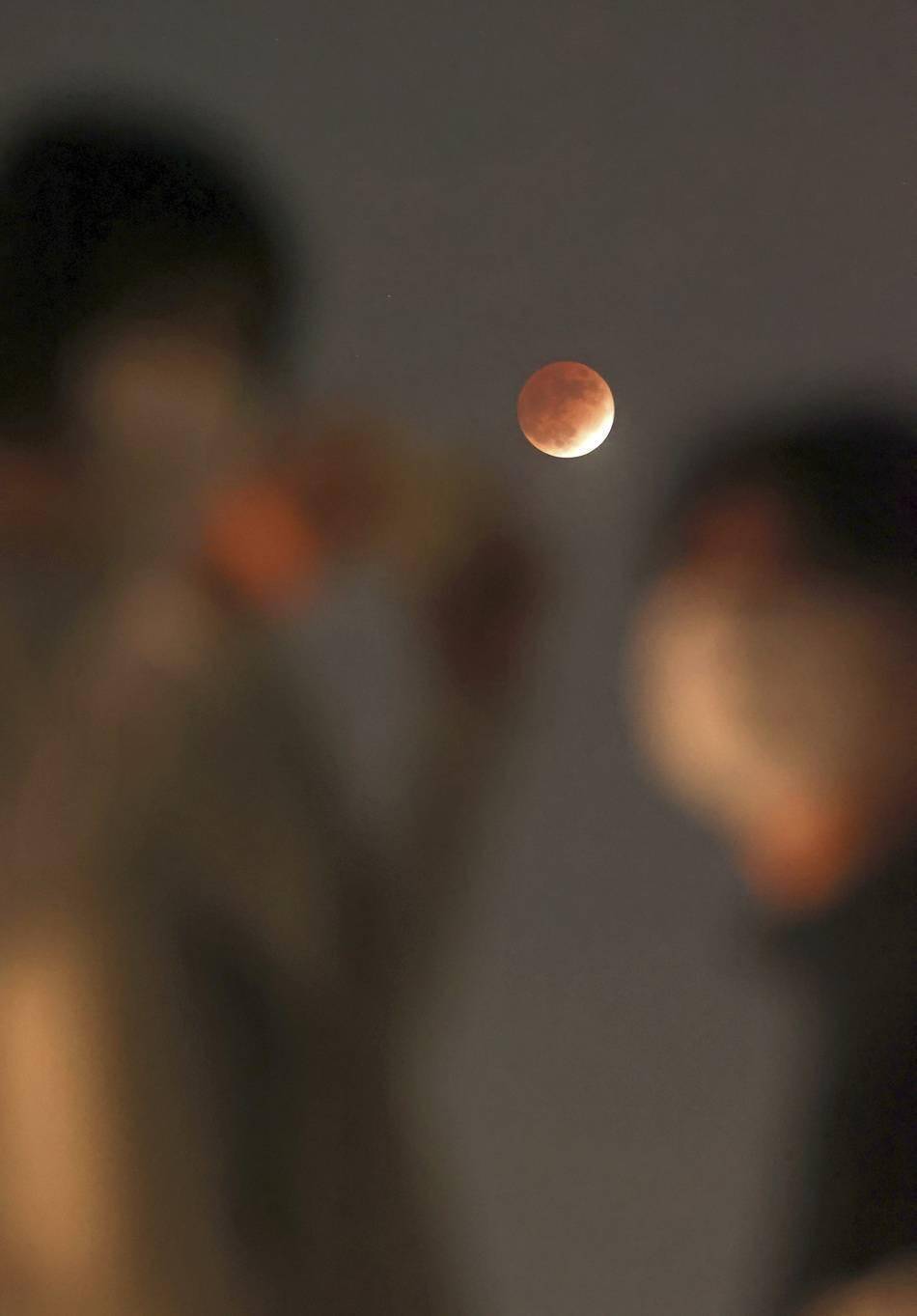 城事丨别再错过了！本世纪最长月偏食全球美图大放送