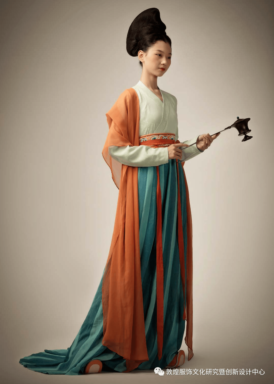 敦煌莫高窟 初唐 第375窟 南壁女供养人像敦煌服饰艺术再现(三)