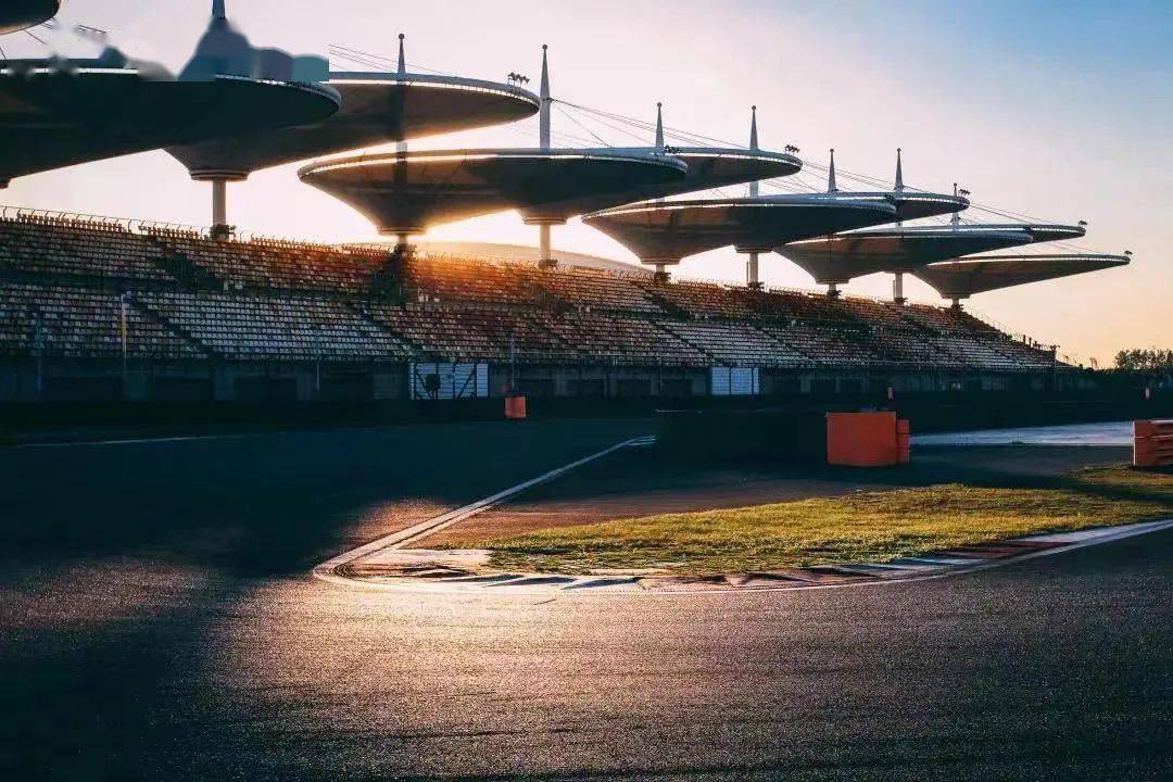 上海国际赛车场位于上海市嘉定区安亭镇东北,由 f1 知名赛道设计师惕