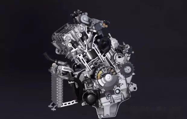 采用雅马哈标志性的"十字曲轴"设计的998cc发动机被大幅改造,缸径扩大