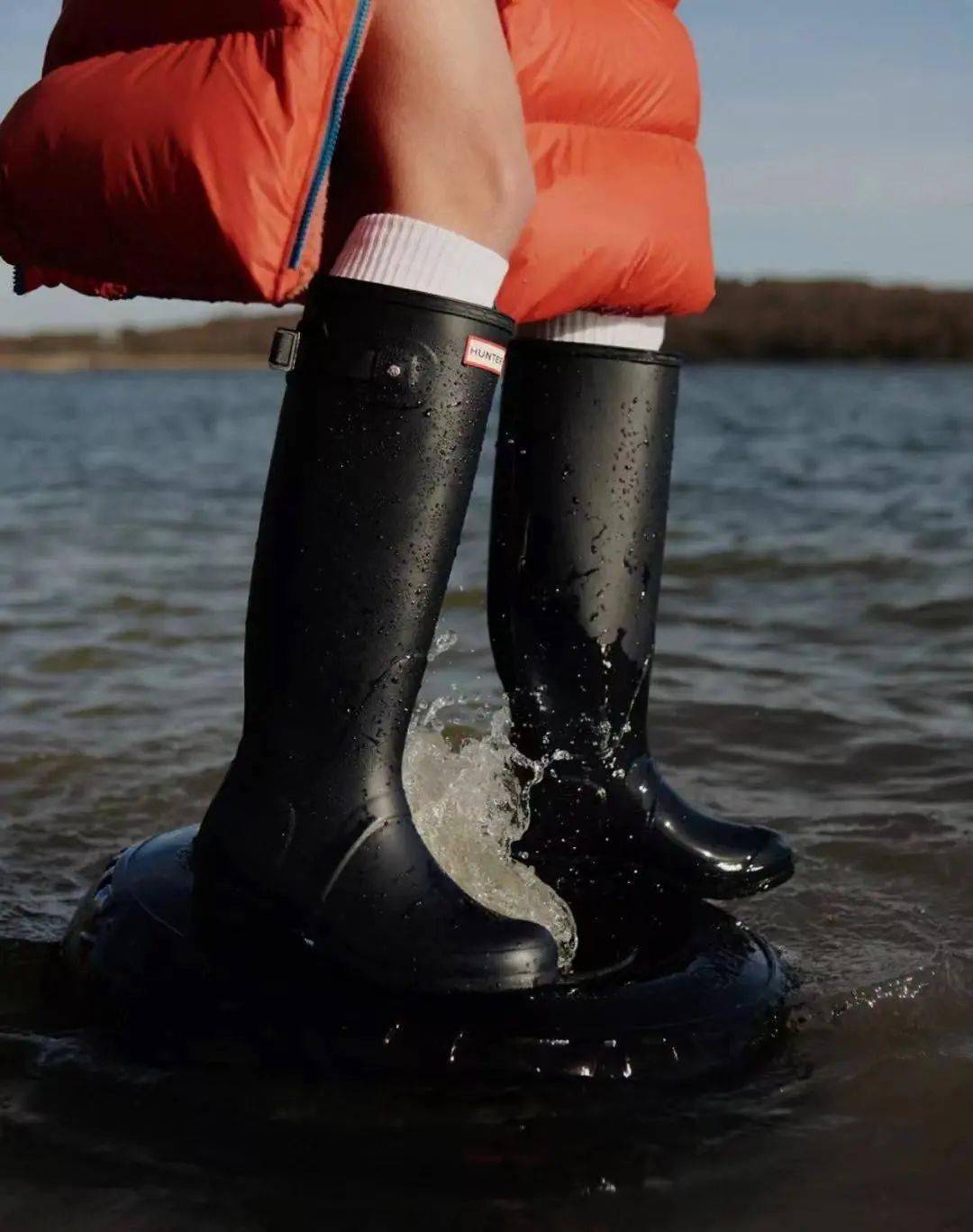 杨超越杨幂的高筒靴穿搭,真的可以半永久_雨靴