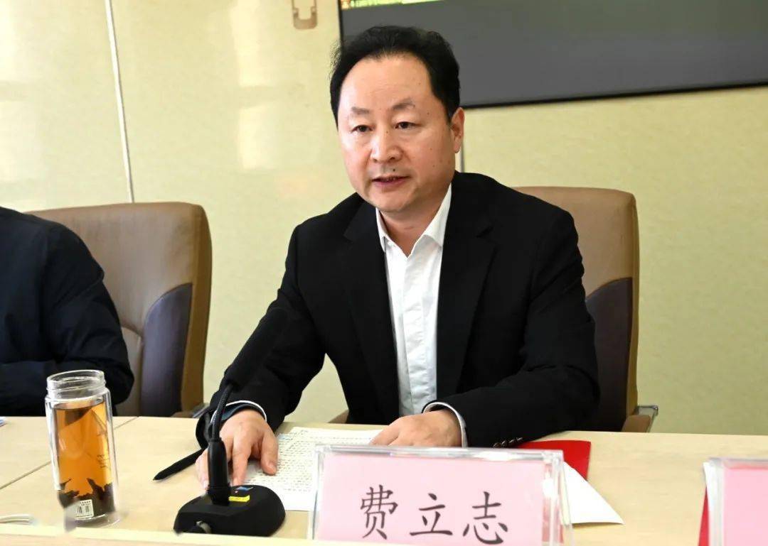 沈国顺,宋君,费立志分别在协议书上签字并"隔空"展示.