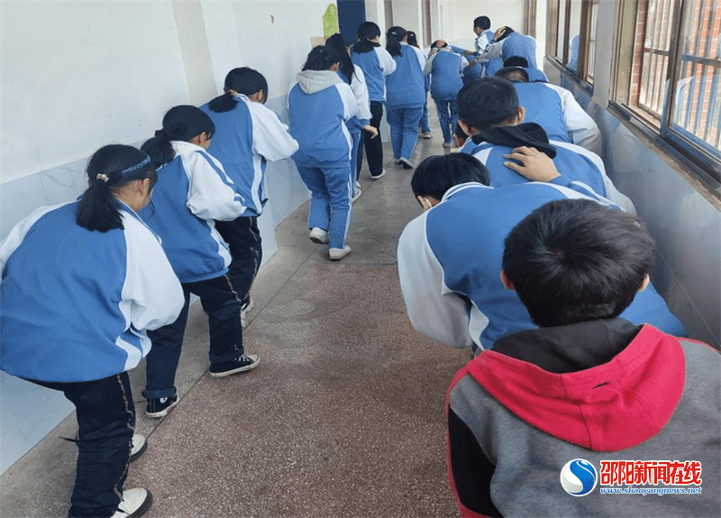 邵阳县塘渡口镇中学举行人防消防应急疏散演练活动_师生