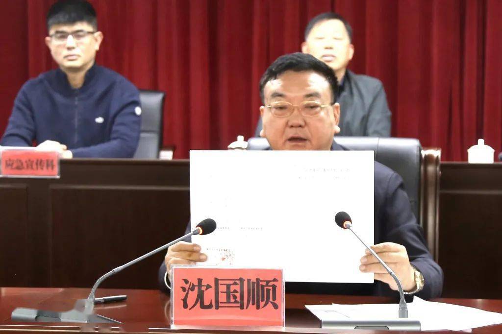 rizhao-putian沈国顺,宋君,费立志分别在协议书上签字并"隔空"展示.